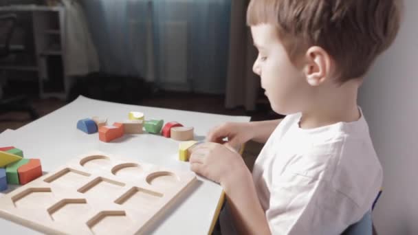 Anak Laki Laki Duduk Meja Putih Dan Bermain Dengan Sorter — Stok Video