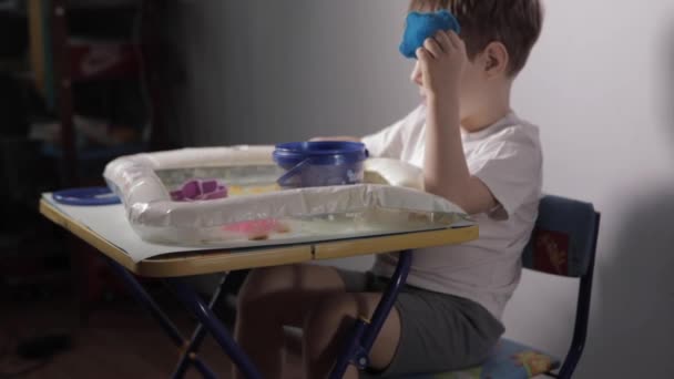 탁자에 샌드와 집에서 티셔츠를 아이가 교육용 게임을 합니다 질높은 Fullhd — 비디오