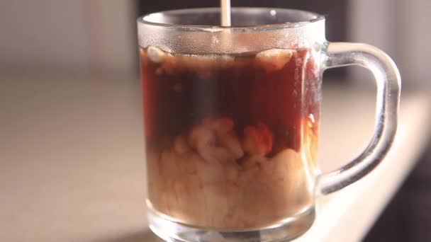 Processen Att Grädda Kaffe Glaskopp Flytande Nymalet Kaffe Dricka Rostat — Stockvideo