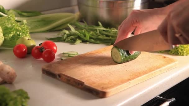 Het Proces Een Salade Maken Vrouwelijke Handen Close Snijden Een — Stockvideo