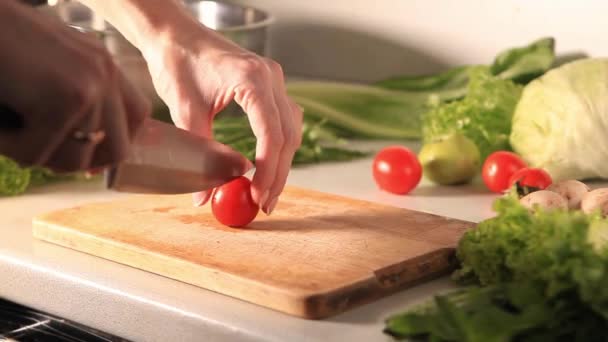 Proceso Hacer Una Ensalada Las Manos Femeninas Cierran Cortando Tomate — Vídeo de stock