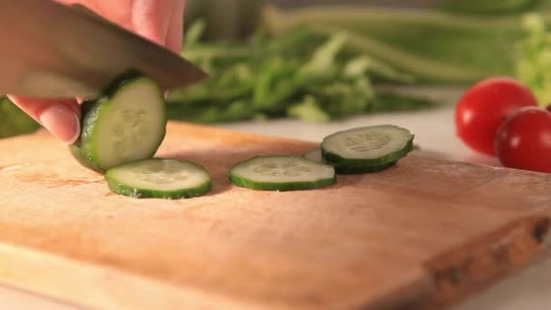 サラダを作る過程 キュウリを切る女性の手を閉じる 適切な栄養 健康的なライフスタイルの概念 高画質映像 — ストック動画
