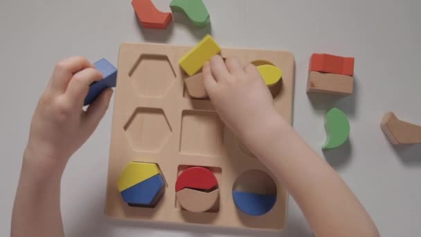 Beyaz Masa Oturan Evde Tahta Ayırıcı Ile Oynayan Bir Çocuk — Stok video