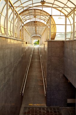 Modern yeraltı geçidi. Geçidin duvarları ve zemini granitle süslenmiş..