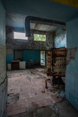 Penceresi ve kapısı olmayan terk edilmiş bir bina içeriden görülebiliyor.