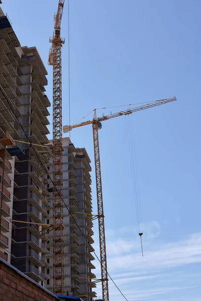建造多层住宅大楼的过程 建筑用起重机 — 图库照片