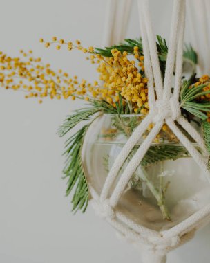 Makrame ürünleri askı. Duvarda boho dekoru var. El yapımı.