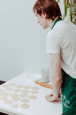 Kurabiye yapma süreci. Bir adam mutfakta yemek pişirir. Evdeki modern yaşam tarzı. 