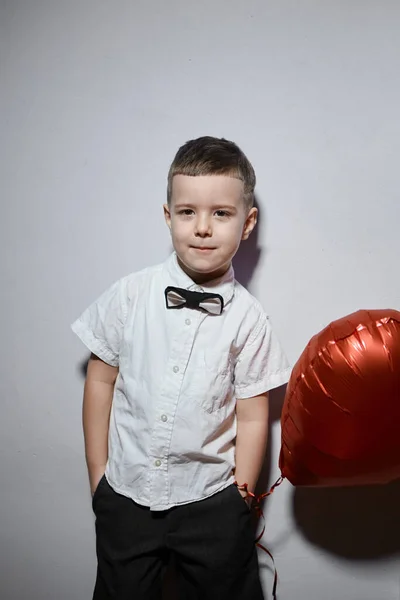 Saint Valentin Happy Boy Tient Debout Tient Des Cœurs Balle — Photo