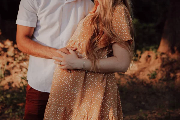 Uma Mulher Grávida Marido Futuro Pai Dão Mãos Estômago Abraça — Fotografia de Stock