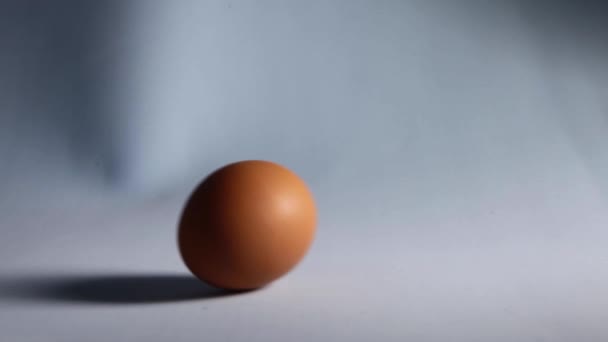 Великодній Яєчний Рулет Крупним Планом Відео Яйця Котиться Синьому Столі — стокове відео