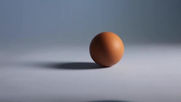 Paskalya Yumurtası Mavi Masanın Üzerinde Yuvarlanan Video Yumurtalarını Kapat Tatil — Stok video