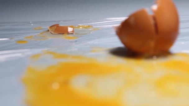 Ein Hühnerei Zerbricht Weil Auf Einen Tisch Fällt Hochwertige Fullhd — Stockvideo
