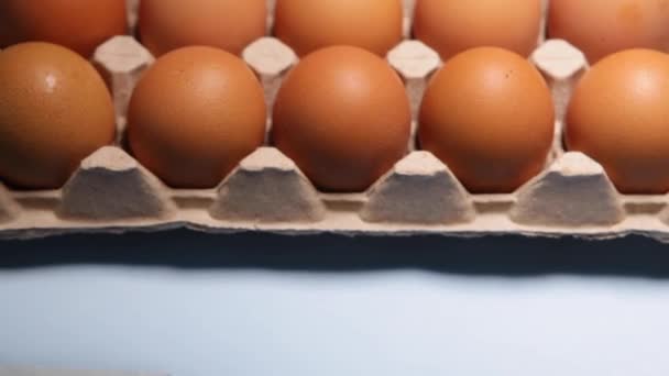 Συσκευασία Αυγών Κοτόπουλου Μπλε Φόντο Φρέσκα Ωμά Αυγά Κοτόπουλου Κουτί — Αρχείο Βίντεο