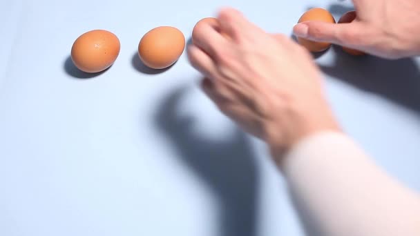 Rouleau Oeufs Pâques Fermer Les Œufs Vidéo Rouler Sur Table — Video