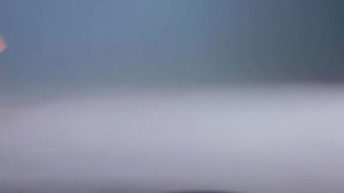 Bir kadının elinde tavuk yumurtası.