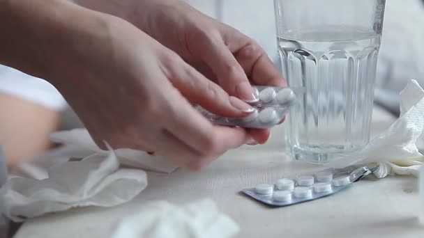 Egy Fiatal Fázik Ágyban Emberi Kéz Kivesz Egy Tablettát Csomagból — Stock videók