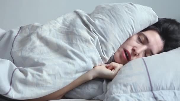 Seorang Wanita Muda Merasa Dingin Tempat Tidur Dia Mencoba Untuk — Stok Video