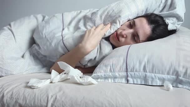 Ung Kvinna Fryser Säng Hon Försöker Värma Upp Filten Feberkoncept — Stockvideo