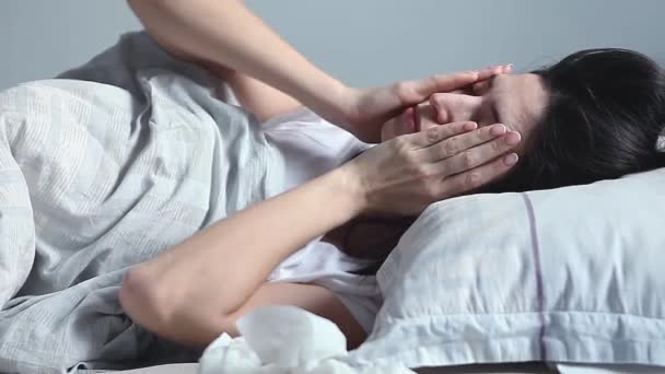 Een Jonge Vrouw Heeft Het Koud Bed Probeert Zich Warmen — Stockvideo