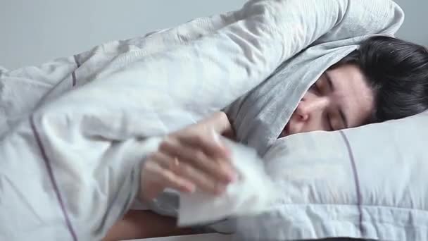 一个年轻的女人在床上感觉很冷 她正试图在毯子下取暖 发烧的概念 寒冷天气的概念 躺在床上发烧的女人 — 图库视频影像