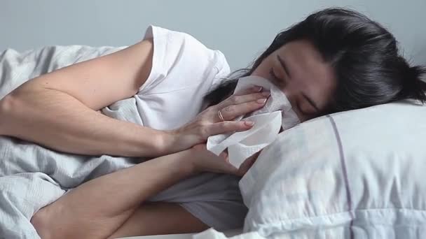 Una Giovane Donna Sente Freddo Letto Sta Cercando Riscaldarsi Sotto — Video Stock