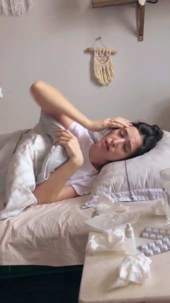 Una Mujer Joven Siente Frío Una Cama Ella Está Tratando — Vídeos de Stock