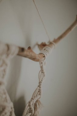 Makrame ürünleri. Duvarda boho dekoru var. El yapımı.