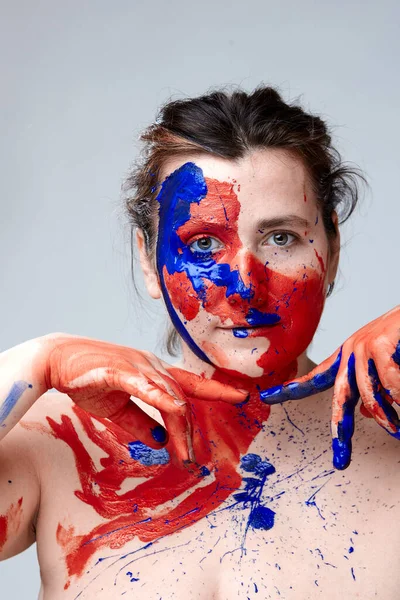 Porträt Einer Frau Mit Gemaltem Gesicht Kreative Make Und Helle — Stockfoto
