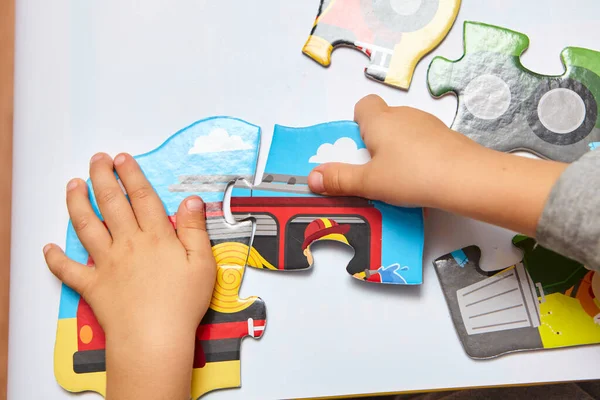 Kind Spielt Mit Puzzles Der Junge Spielt Seinem Zimmer Pädagogisches — Stockfoto