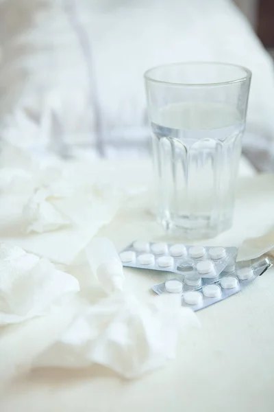 Nahaufnahme Von Medikamenten Vor Dem Bett Des Patienten Liegen Taschentücher — Stockfoto