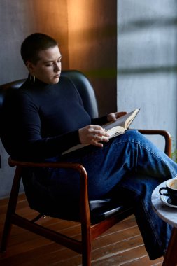 Genç bir kız bir kafede oturmuş kitap okuyor. Eğitim ve uzak çalışma kavramı 