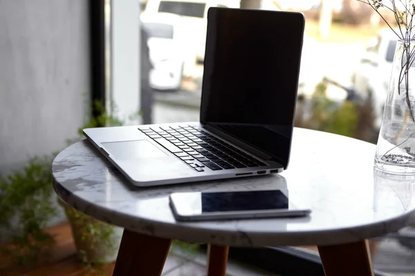 Laptop Con Telefono Home Office — Foto Stock