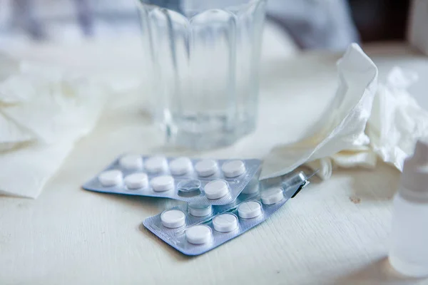 Nahaufnahme Von Medikamenten Vor Dem Bett Des Patienten Liegen Taschentücher — Stockfoto