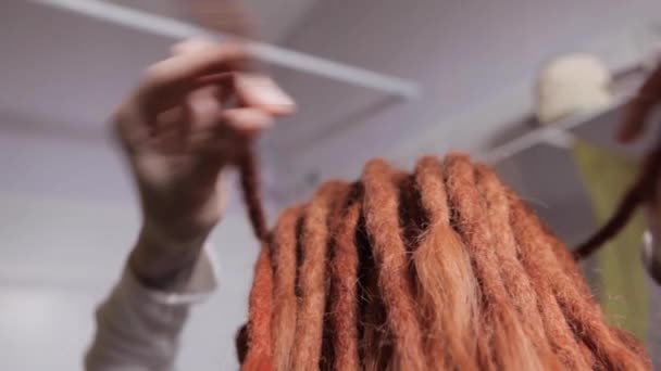 Una Joven Con Rastas Rojas Mira Espejo Ata Rastas Baño — Vídeos de Stock