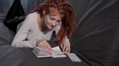 Bir kadın aynaya bakar.