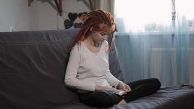 Bir kadın aynaya bakar.