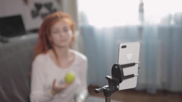 Una Blogger Con Rastas Rojas Grabando Video Retransmitiendo Vivo Usando — Vídeos de Stock