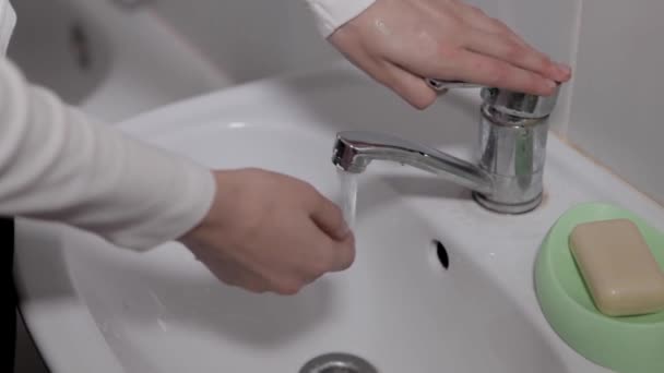Μια Γυναίκα Πλένει Πρόσωπό Της Καθημερινές Διαδικασίες Υγιεινής Ένα Κοκκινομάλλικο — Αρχείο Βίντεο