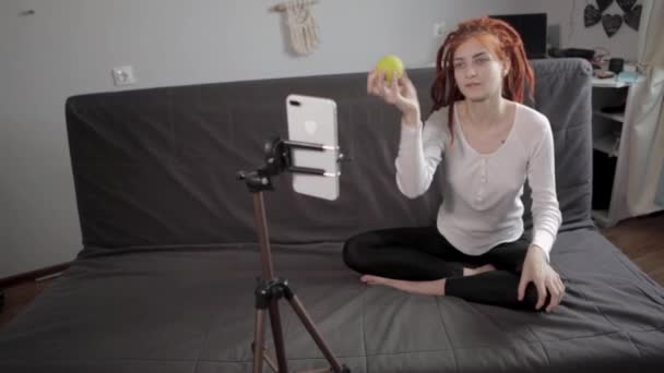 Una Blogger Con Rastas Rojas Grabando Video Retransmitiendo Vivo Usando — Vídeos de Stock