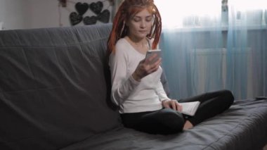 Bir kadın aynaya bakar.