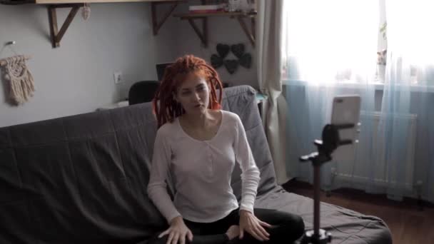 Μια Γυναίκα Blogger Κόκκινα Dreadlocks Καταγραφή Βίντεο Ζωντανή Μετάδοση Χρησιμοποιώντας — Αρχείο Βίντεο