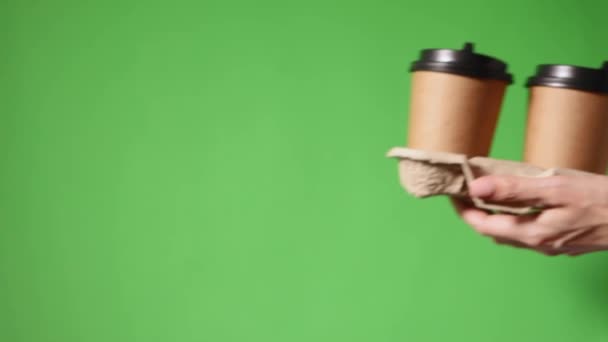 Två Kaffe Specialerbjudande Eller Promo Händerna Håller Två Koppar Grön — Stockvideo