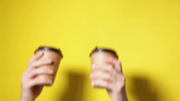 Özel Kahve Tanıtım Sarı Ekranda Iki Bardak Tutan Eller Çay — Stok video