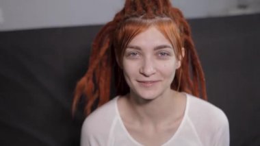 Bir kadın aynaya bakar.