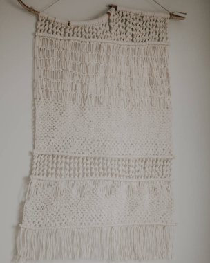 Makrame ürünleri. Duvarda boho dekoru var. El yapımı.