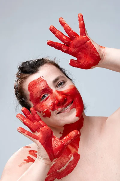 Portret Kobiety Pomalowaną Twarzą Kreatywny Makijaż Jasny Styl Dziewczyna Kolorowym — Zdjęcie stockowe