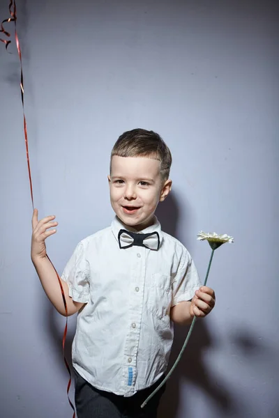 Saint Valentin Happy Boy Tient Debout Tient Fleur Sur Fond — Photo