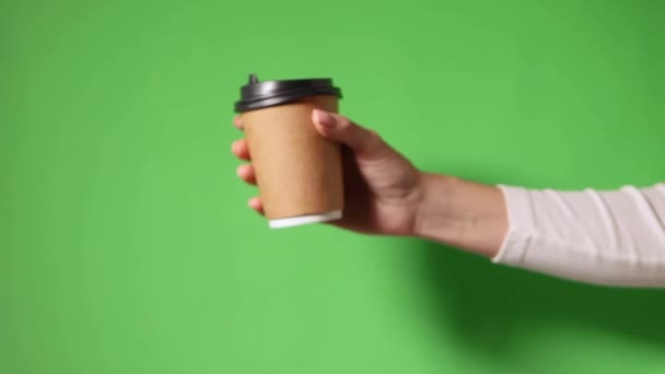 Руки Держат Две Чашки Коричневой Бумаги Черной Крышкой Два Кофе — стоковое видео