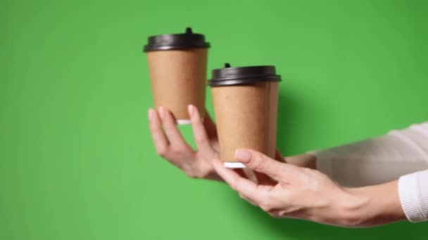 Manos Sosteniendo Dos Tazas Papel Marrón Con Tapa Negra Dos — Vídeos de Stock